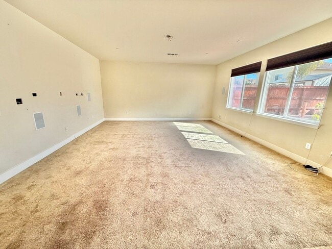 Building Photo - Hollister-Beautifully Updated 4BD/3BA Home with Garden Backyard in Prime Hollister Location