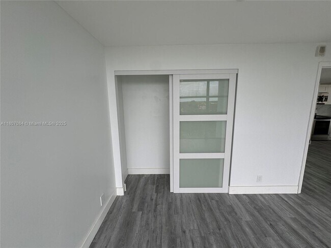 Building Photo - 200 Leslie Dr