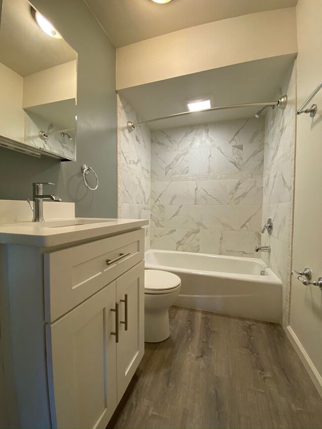 Building Photo - Charming Three Bedroom Townhouse in Squirr...