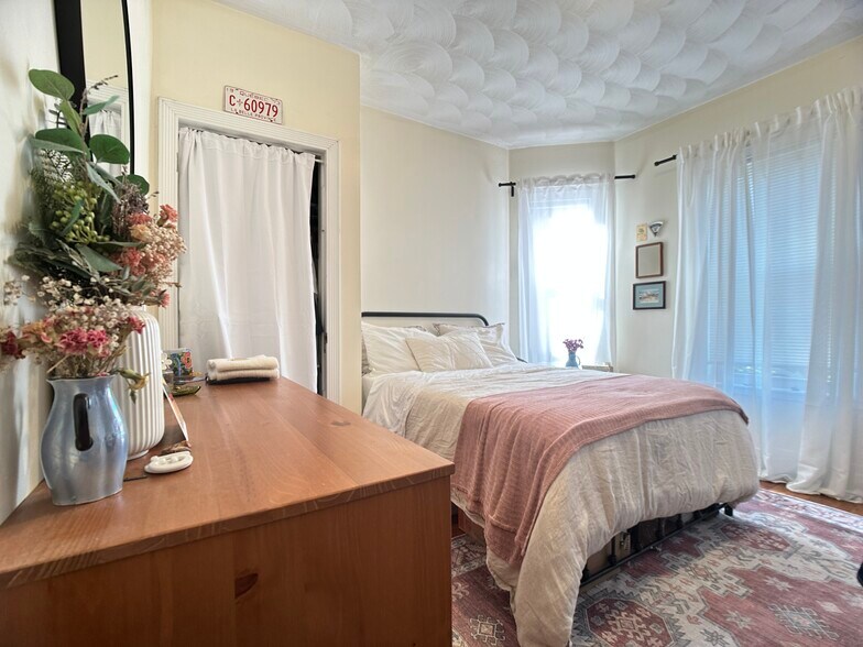 Building Photo - 8 Carmel St