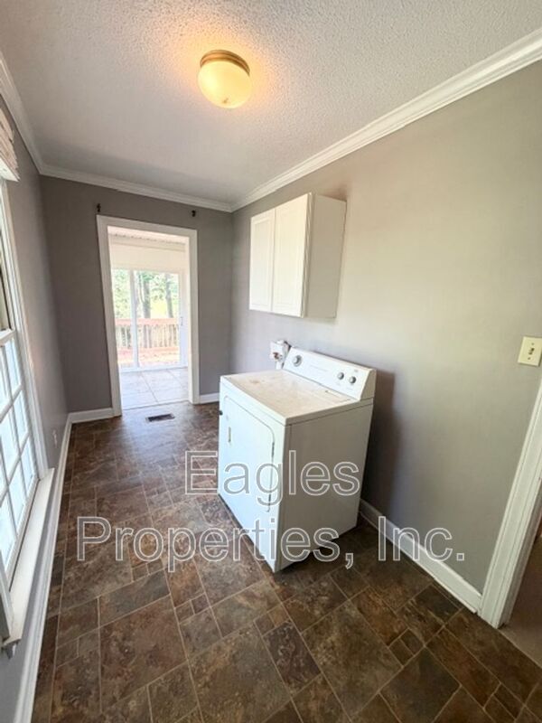 Building Photo - 100 Lakeshore Ct