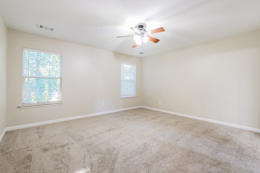 Building Photo - 2770 Mayfair Dr