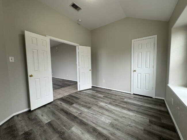 Building Photo - Enjoy living in this single story 3 bedroom+office that has a closet so it could be a 4th bedroom...
