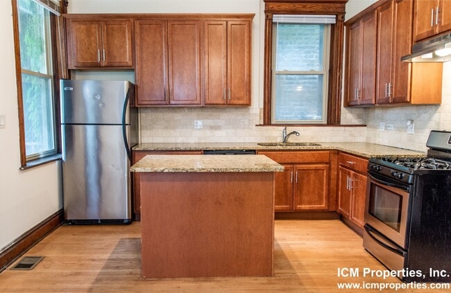 Building Photo - 847 W Wellington Ave