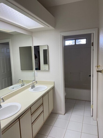 Building Photo - 53865 Avenida Mendoza