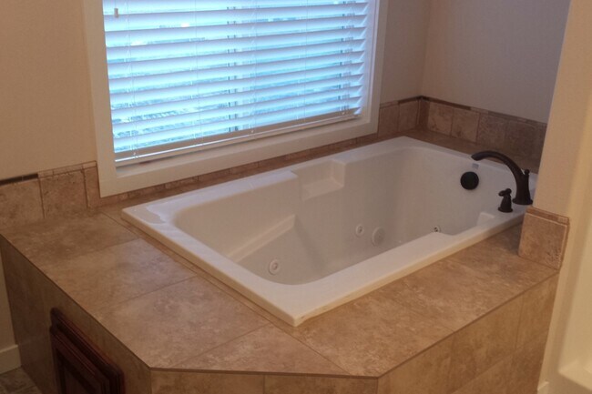 Building Photo - Spacious & Beautiful Home in Great Locatio...