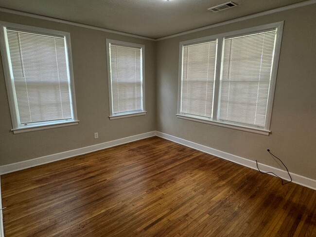 Building Photo - Gorgeous Features! 3 Bedroom with Bonus room
