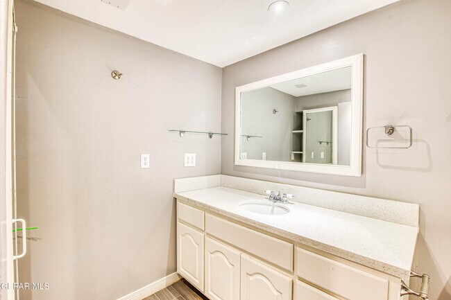 Building Photo - 1701 Elm St