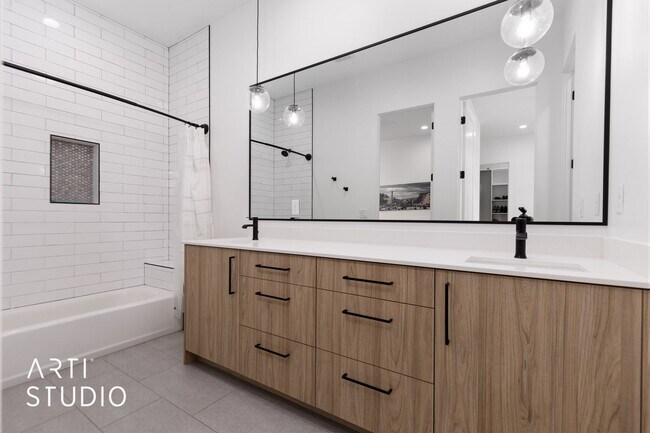 Building Photo - Beautiful 6 Bedroom 4.5 Bathroom Home in D...
