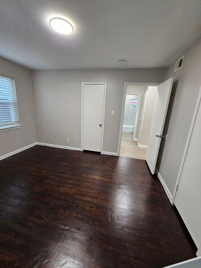 Building Photo - Spacious 2BR Duplex in Fort Worth
