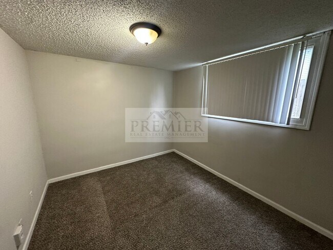 Building Photo - 730 N Aztec Dr