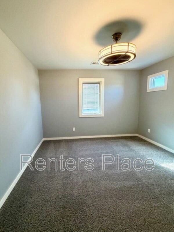 Building Photo - 415 S Victor Ave