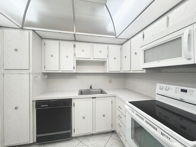 Building Photo - 3800 S Ocean Dr