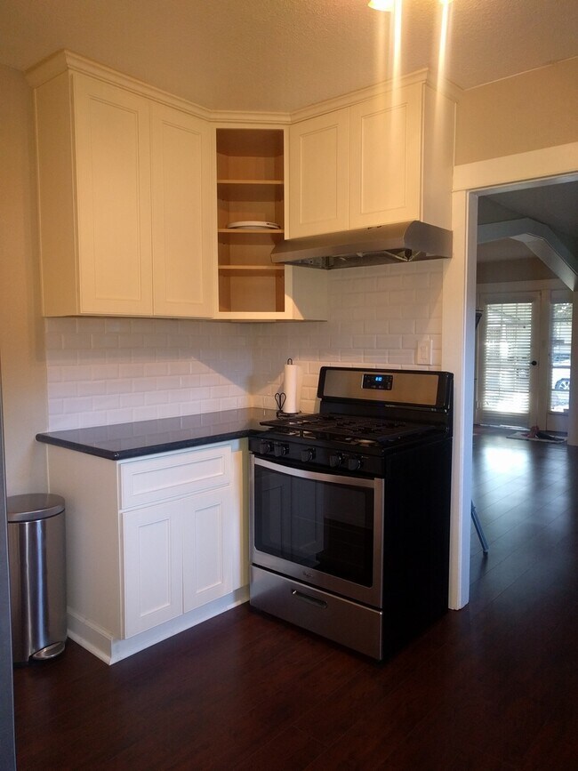 Building Photo - Craftsman Style Dream near Downtown
