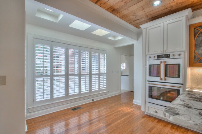 Building Photo - 4335 N Chapel Rd