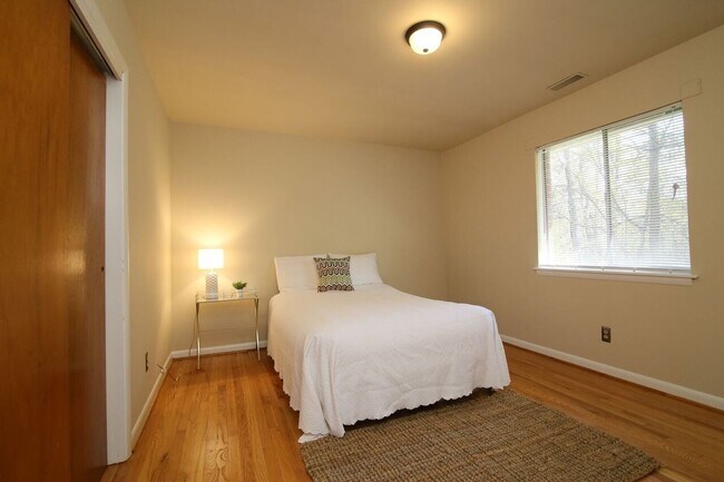 Building Photo - Chapel Hill/2BR Brookside Condo