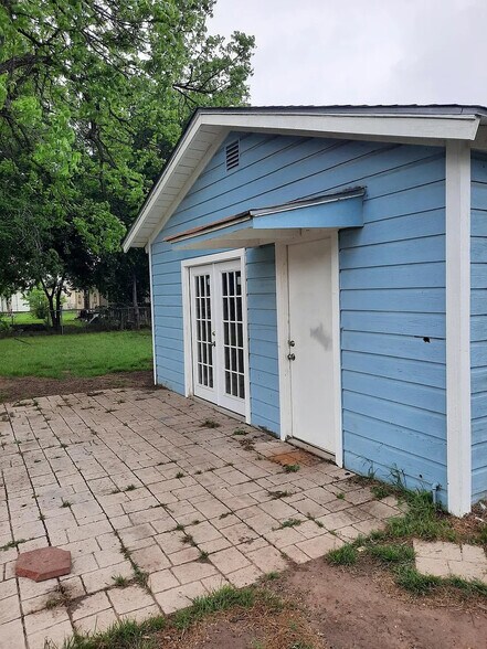 Building Photo - Room in House on Motel Dr