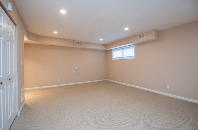 Building Photo - Bright 3 Bedroom Takoma Townhome with Park...