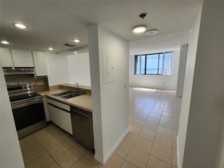 Building Photo - 540 Brickell Key Dr