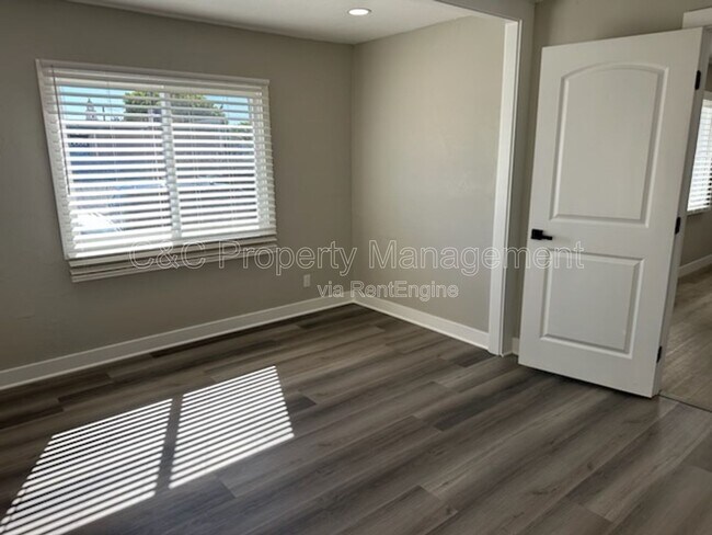 Building Photo - 1519 W 22nd Pl