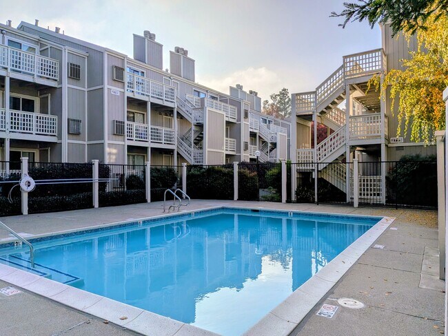 Building Photo - 2709 Oak Rd