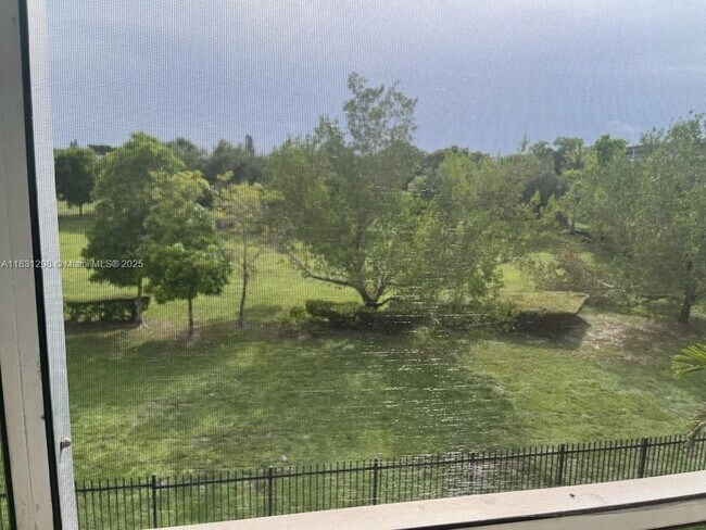 Building Photo - 950 Hillcrest Dr