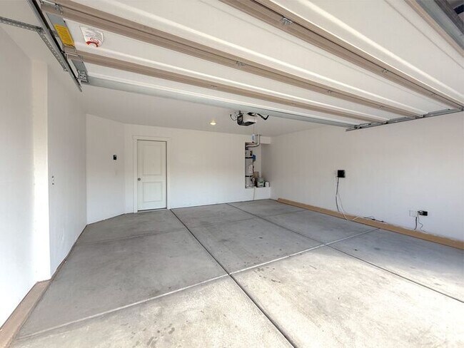 Building Photo - 4 bed, 2.5 bath home w/2 car garage