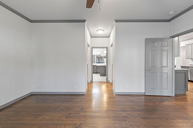 Building Photo - Luxury Living in a Gated Community