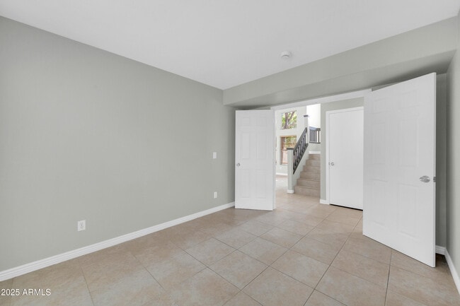 Building Photo - 913 W Juanita Ave