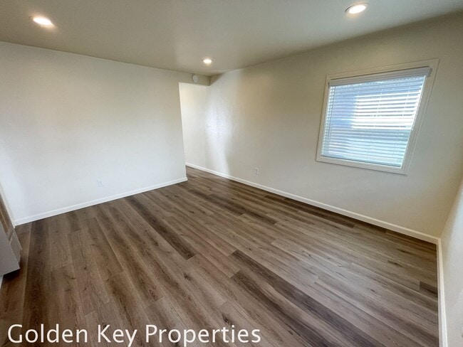 Building Photo - Remodeled 2-bedroom, 1 bathroom apartment blocks from the sand in Encinitas!