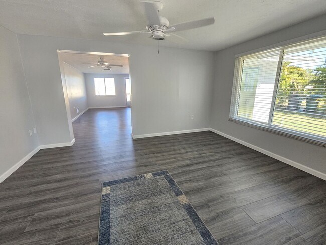 Building Photo - Annual Unfurnished 3 Bedroom 2 Bathroom Si...