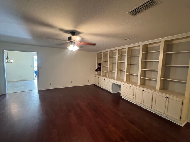 Building Photo - Beautiful home with over 2k square feet!