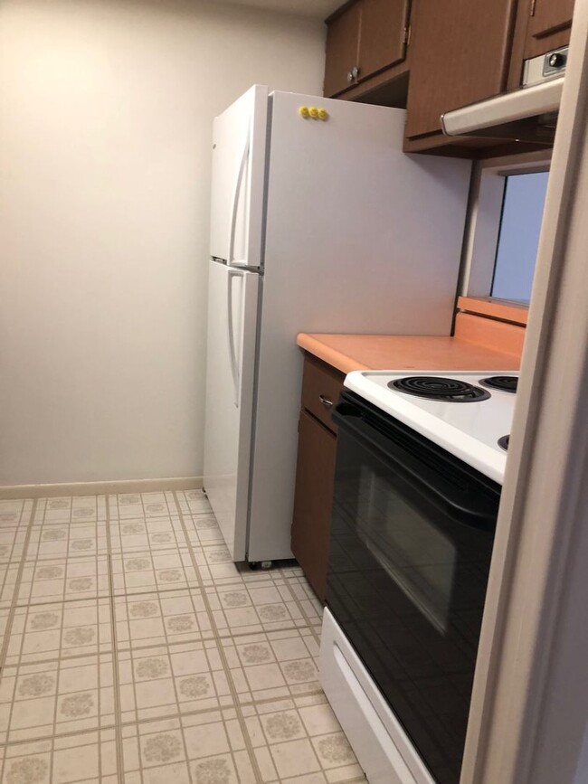 Building Photo - Annual Rental! 1BR/1BA 55+ Condo on the Is...