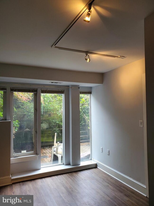 Building Photo - 12 E Mt Vernon Pl