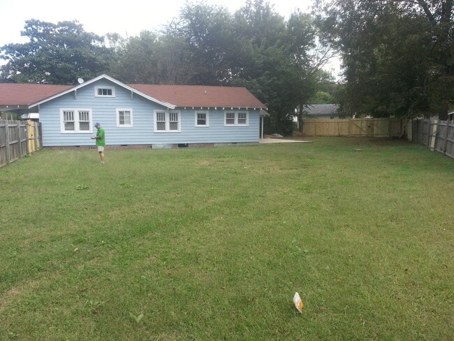 Building Photo - Large 4 bedroom 2 bathroom with huge privacy fenced back yard