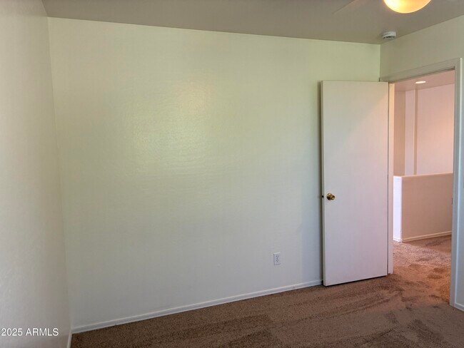 Building Photo - 25177 W Park Ave