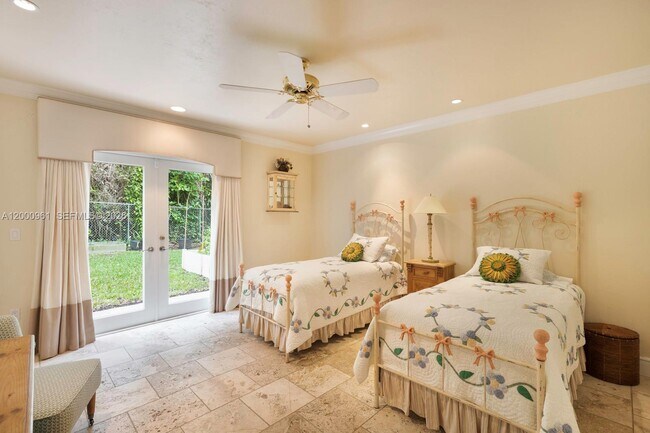 Building Photo - 10100 Lakeside Dr