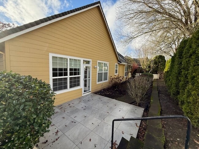 Building Photo - 3 Bedroom 2 Bath 55 and Old Community Newberg OR
