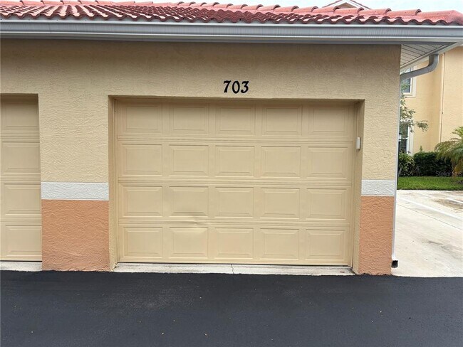 Building Photo - 703 Casa Del Lago Way