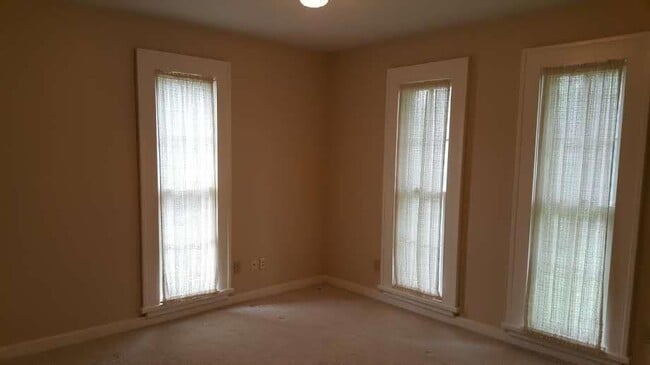 Building Photo - 316 1/2 E 7th Street Unit