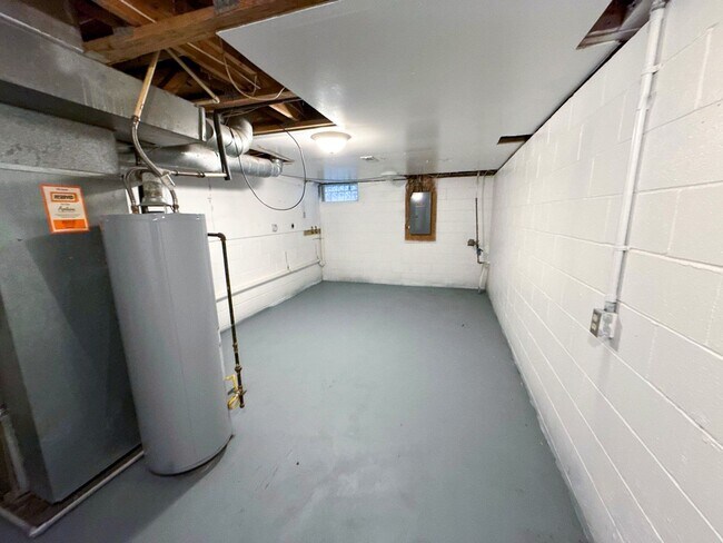 Building Photo - Spacious 3-Bed and 1.5 Home w/ Sunroom - B...