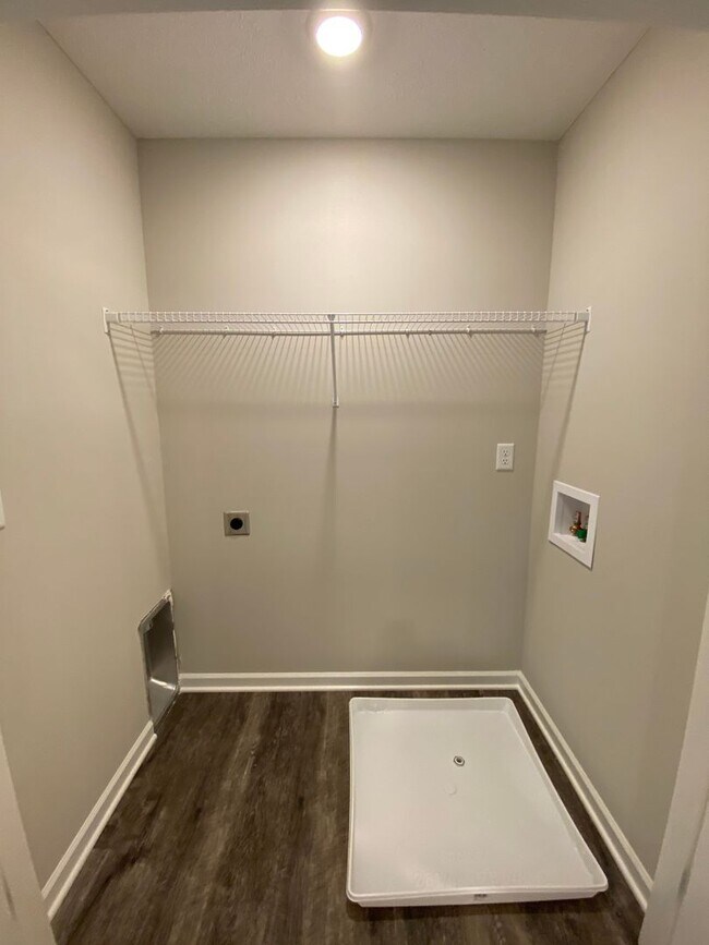 Building Photo - Like New Luxury Townhome! 3 BR, 2.5 BA, 1 Car Garage, Pool, Dog Park, and More!