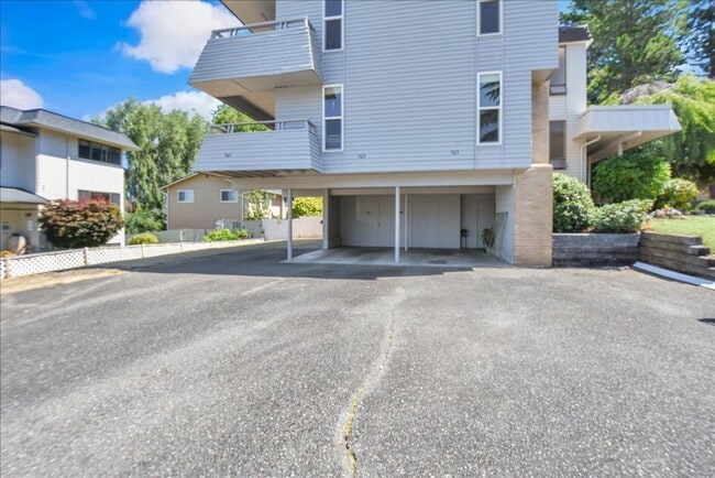 Building Photo - 561 Elm Way