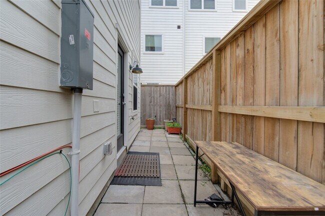 Building Photo - 730 Carriage Knls Dr