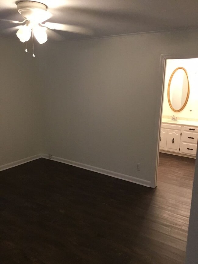 Building Photo - *3/2*SOUTHERN HILLS/SOUTHWOOD*FRESH PAINT*