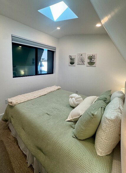 Building Photo - 3433 Lawrence St