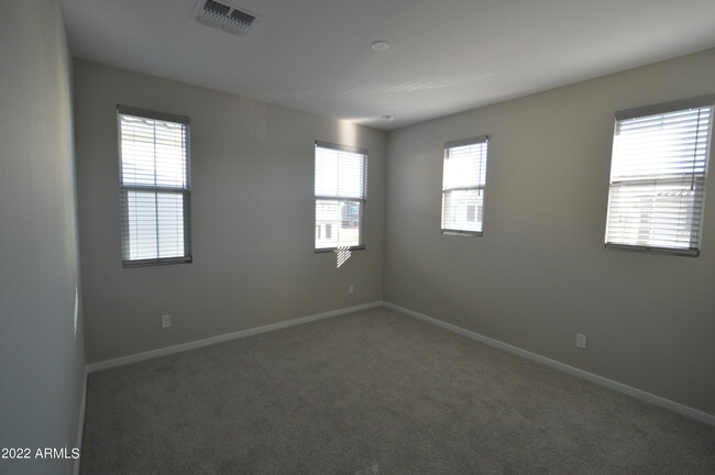 Building Photo - 1326 W Coyote Dr