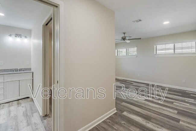Building Photo - 129 Quarles St