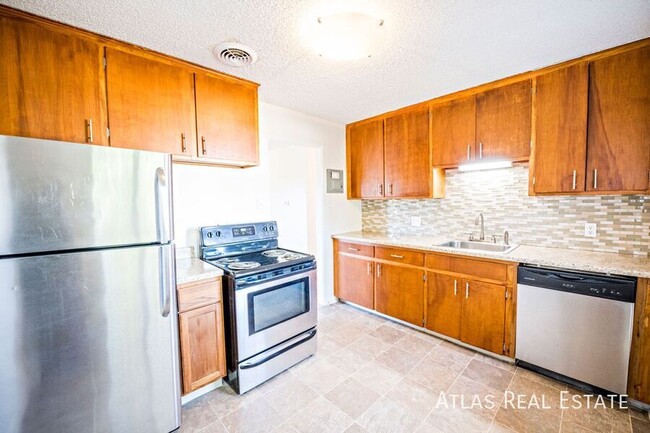 Primary Photo - Beautiful 2 Bedroom 1 Bathroom On A Quiet ...