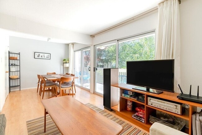 Building Photo - 675 Sharon Park Dr